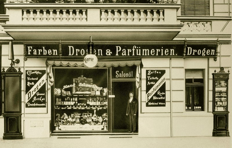 Hans Schwarzkopf's first drugstore in Berlin, 1898.